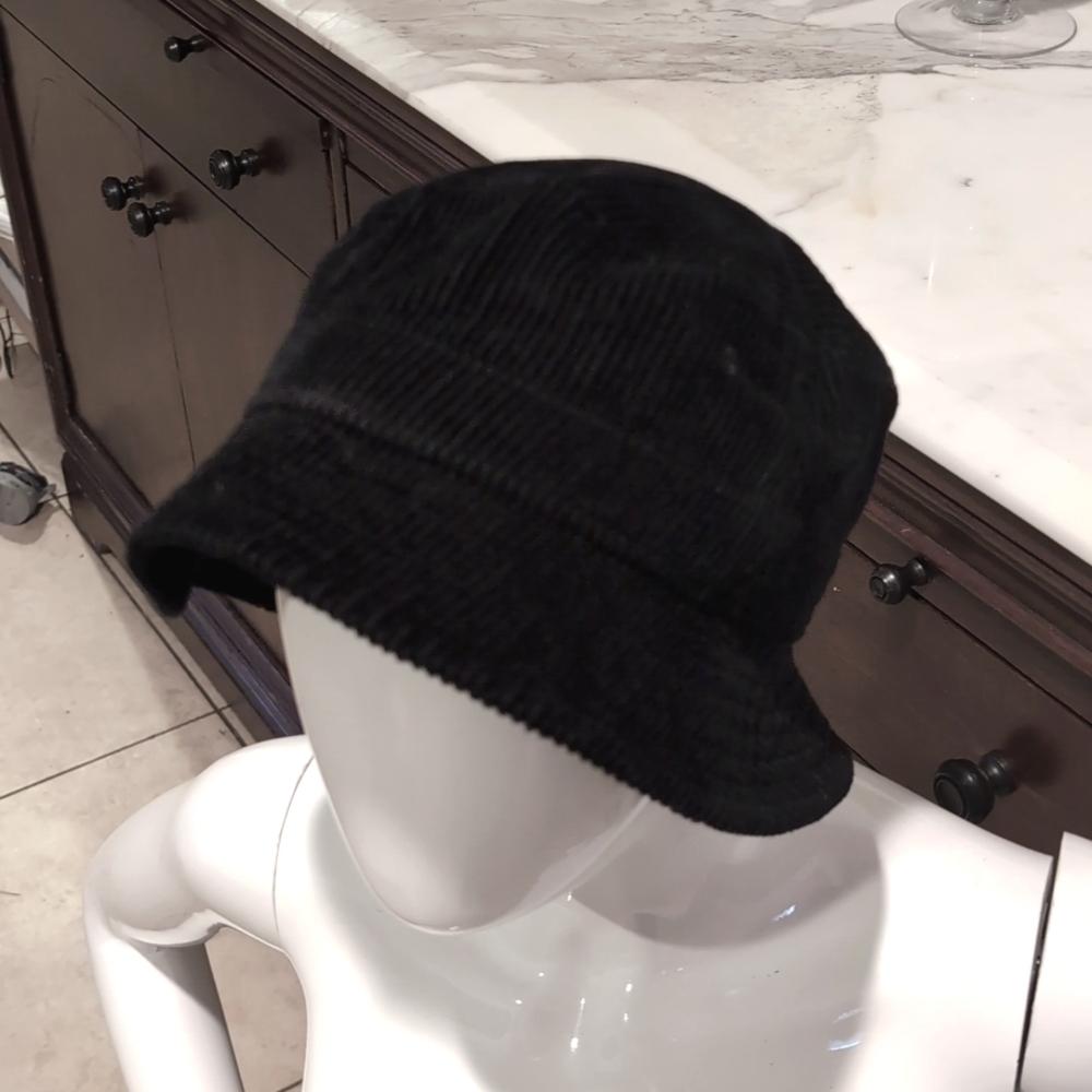 Black urban Outfitters bucket hat